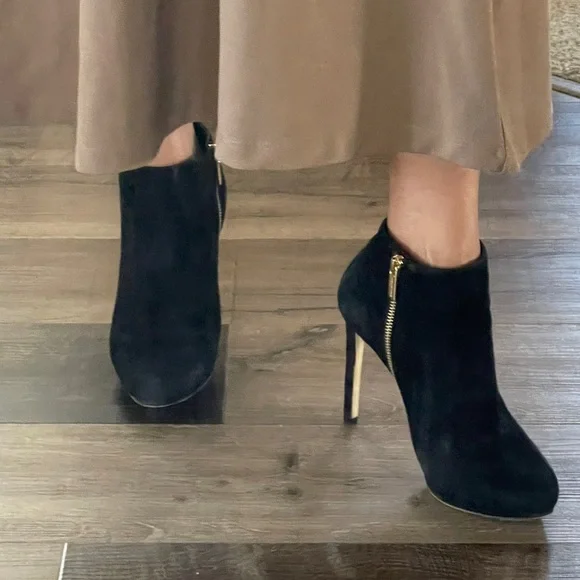 Micheal Kors Velvet Black Ankled High Heels Boots Size 8 1/2M - Picture 6 of 17